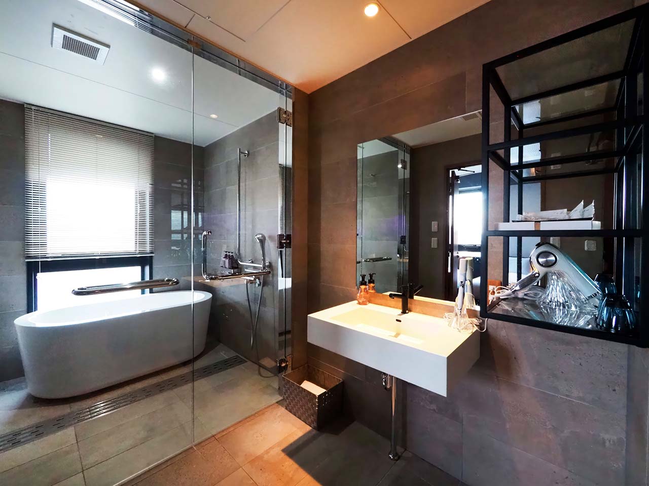 Suite Room - Bathroom