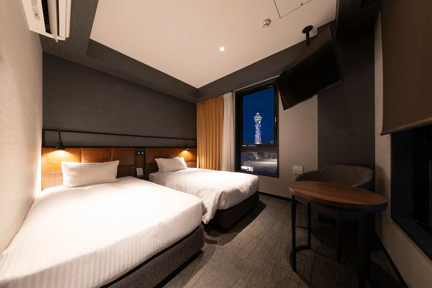 Deluxe Twin - Room Night View